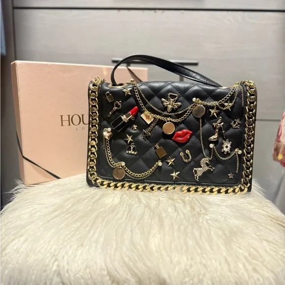 Chic Black Quilted Bag with Gold Accents - Picture 4 of 10